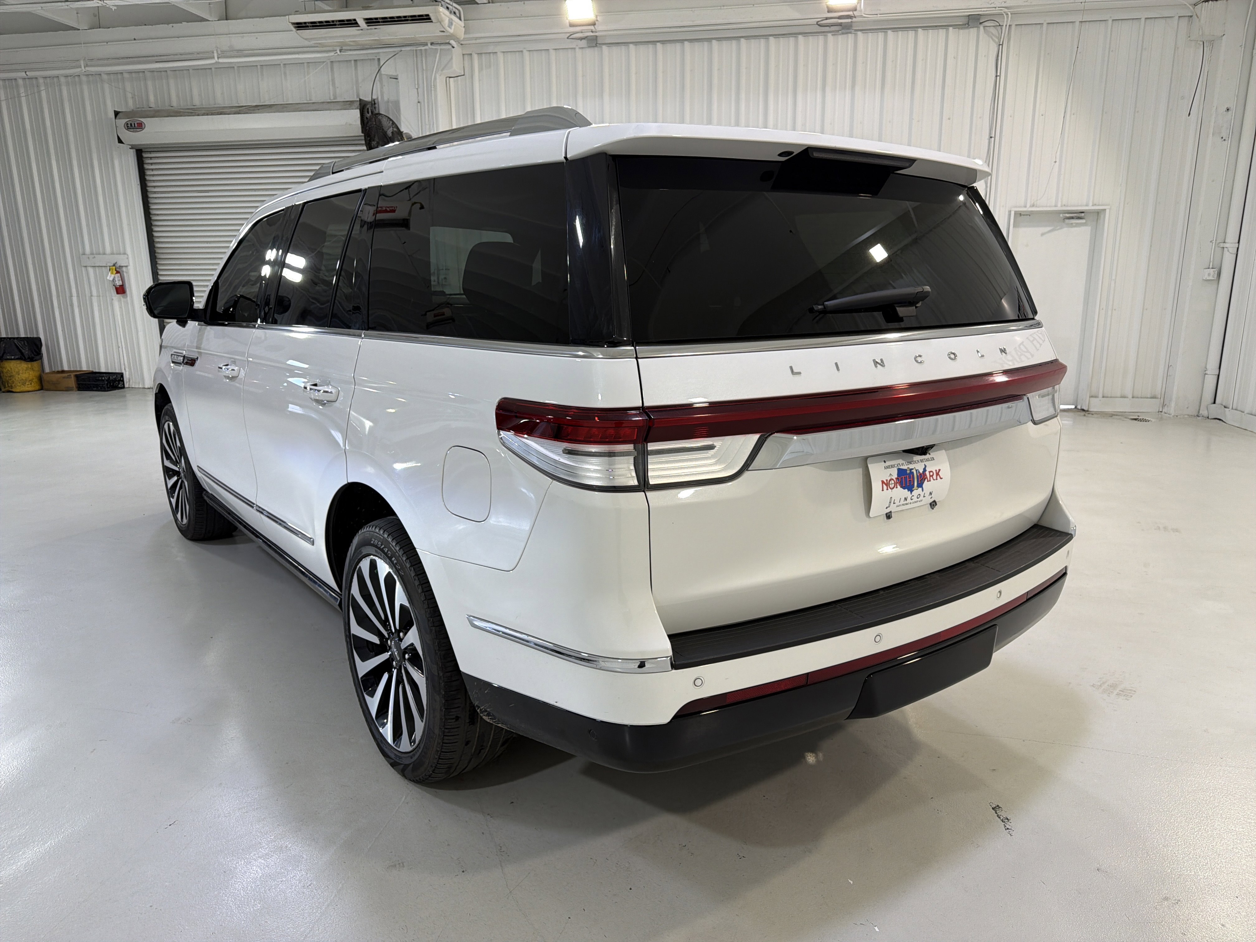 Used 2022 Lincoln Navigator Reserve AWD/4WD image 3