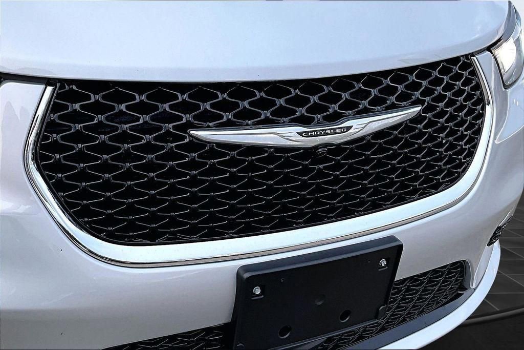 Used 2024 Chrysler Pacifica Touring-L image 29