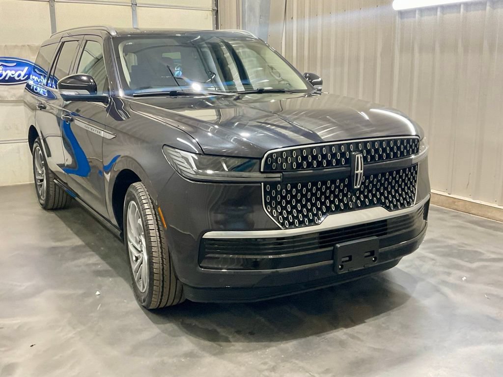 Used 2025 Lincoln Navigator Reserve AWD/4WD image 2