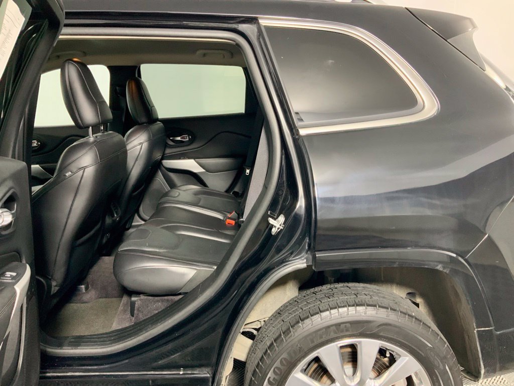 Used 2018 Jeep Cherokee Overland w/ Technology Group AWD/4WD image 26