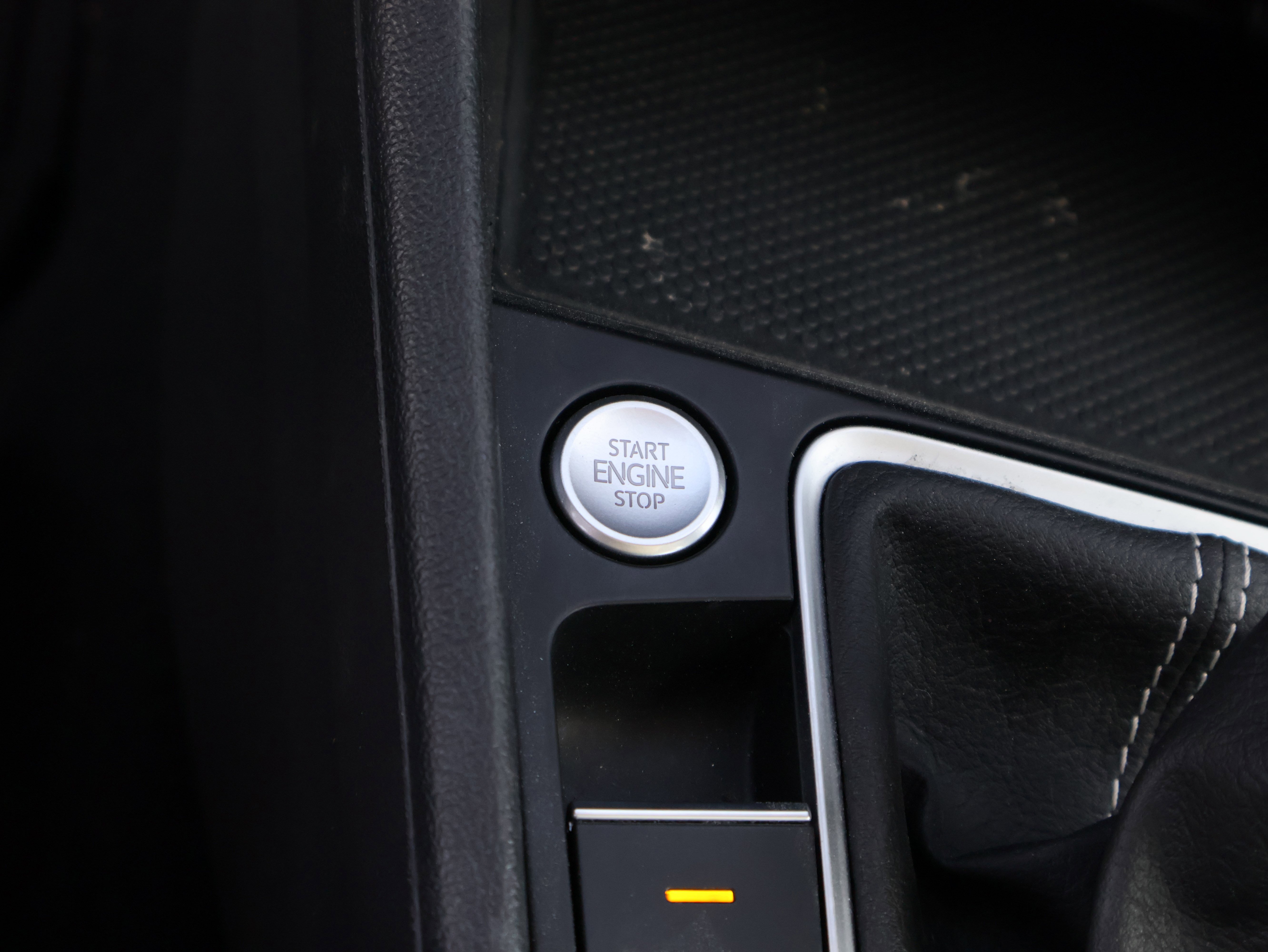 Used 2024 Volkswagen Jetta SE w/ Panoramic Sunroof Package image 27