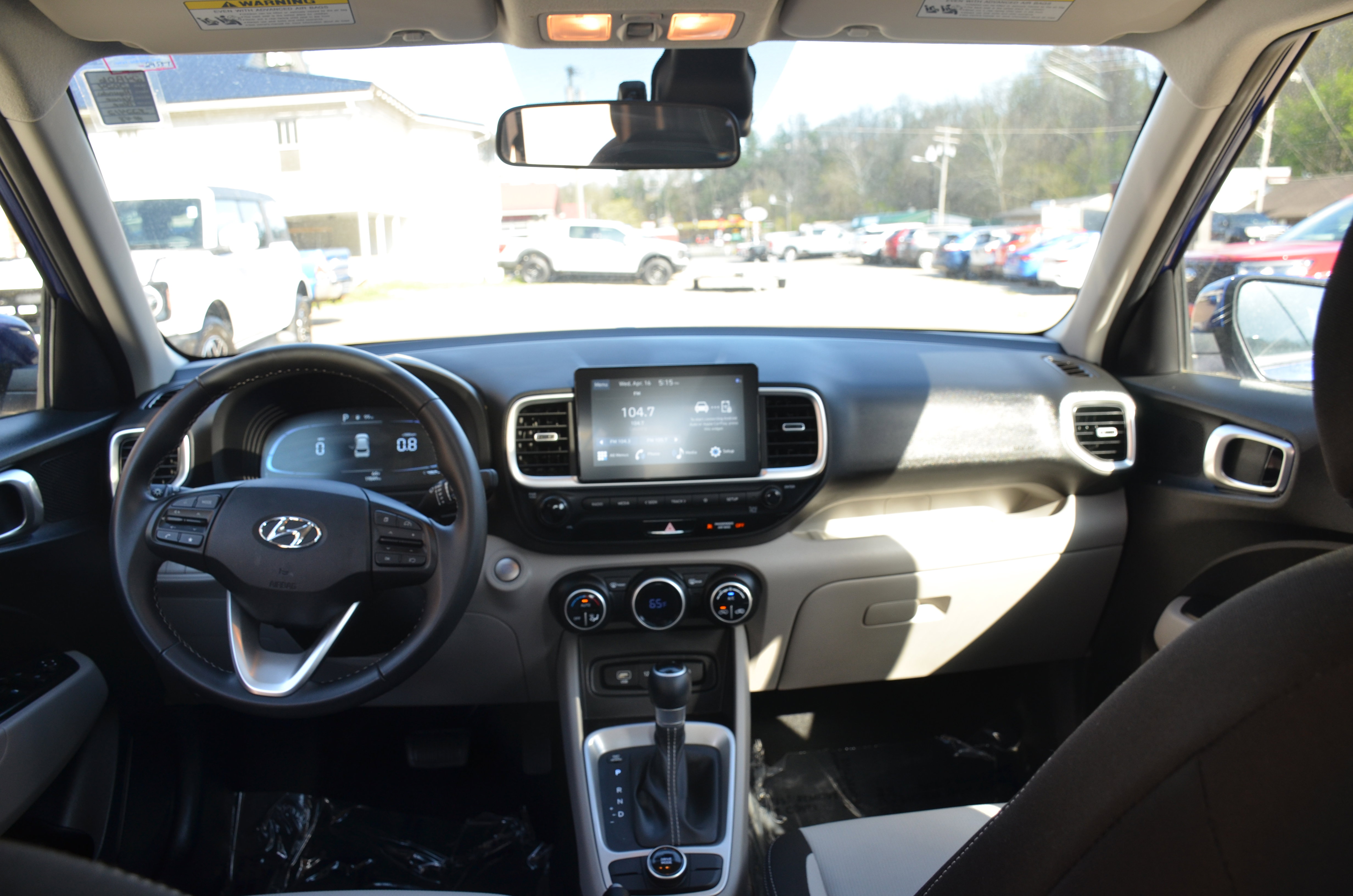 Used 2024 Hyundai Venue SEL image 18
