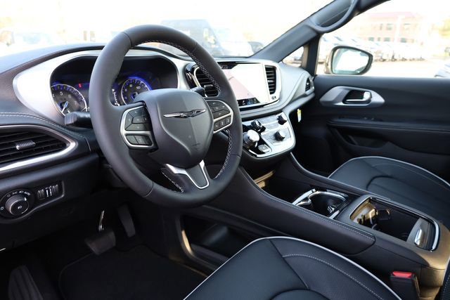 New 2026 Chrysler Pacifica Limited image 21