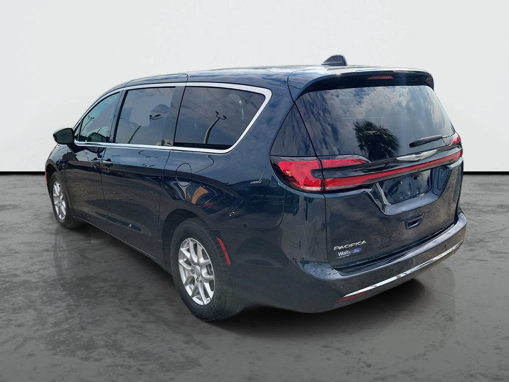 Used 2025 Chrysler Pacifica Select FWD image 3