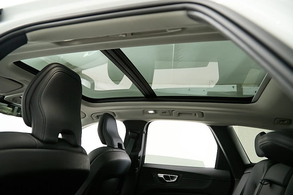 Certified 2024 Volvo XC60 B5 Plus w/ Protection Package Premier AWD/4WD image 21