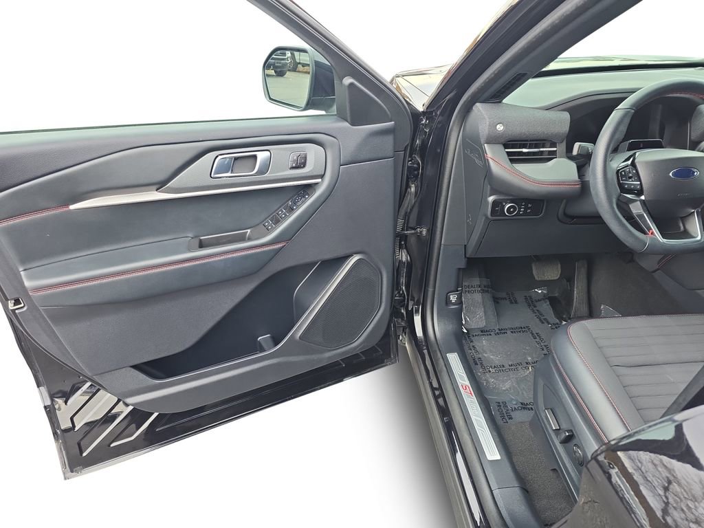 Used 2025 Ford Explorer ST-Line w/ Premium Package image 25