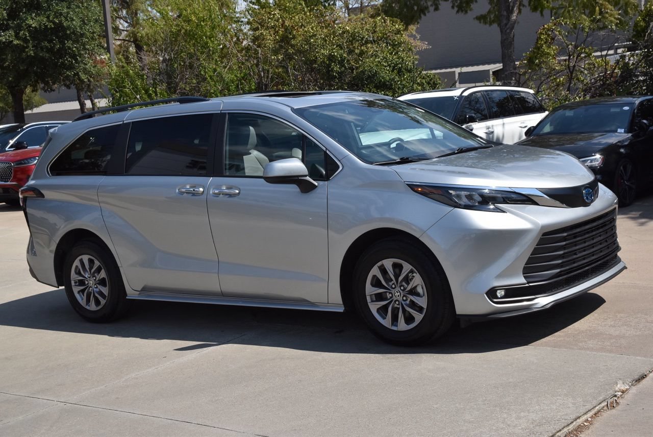 Used 2025 Toyota Sienna XLE FWD image 5