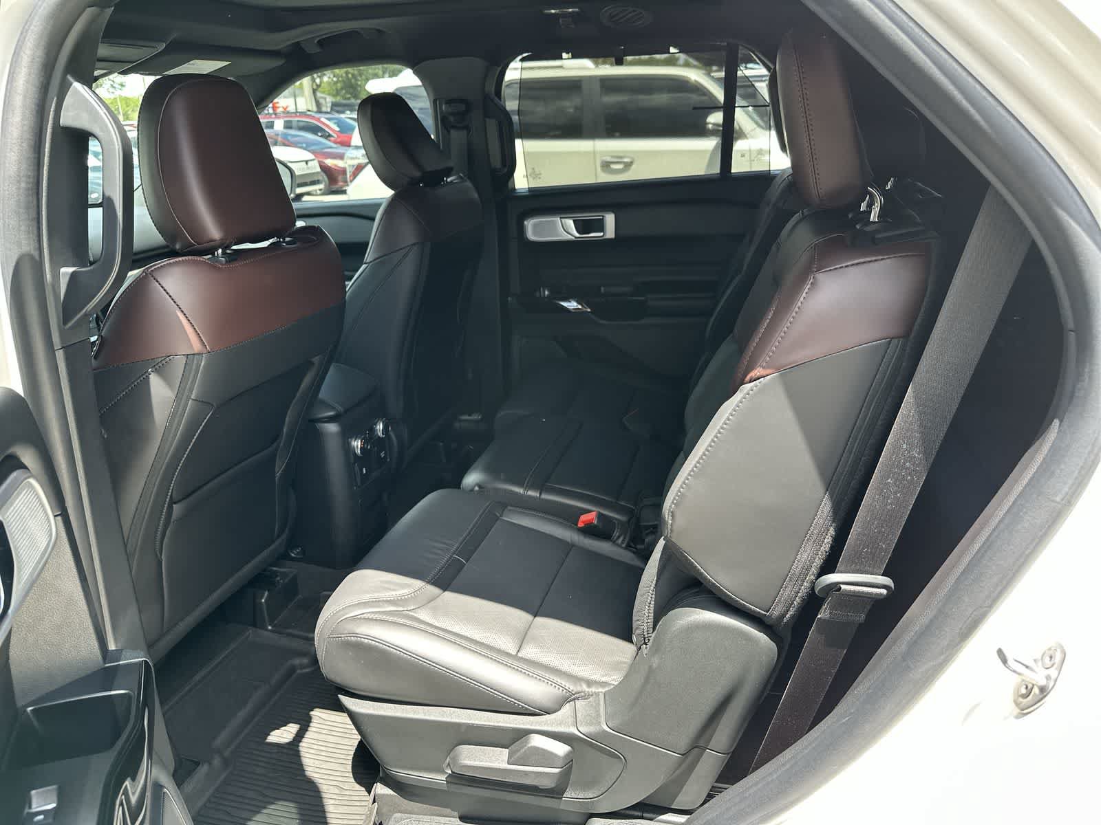 Used 2022 Ford Explorer Platinum w/ Equipment Group 601A AWD/4WD image 4