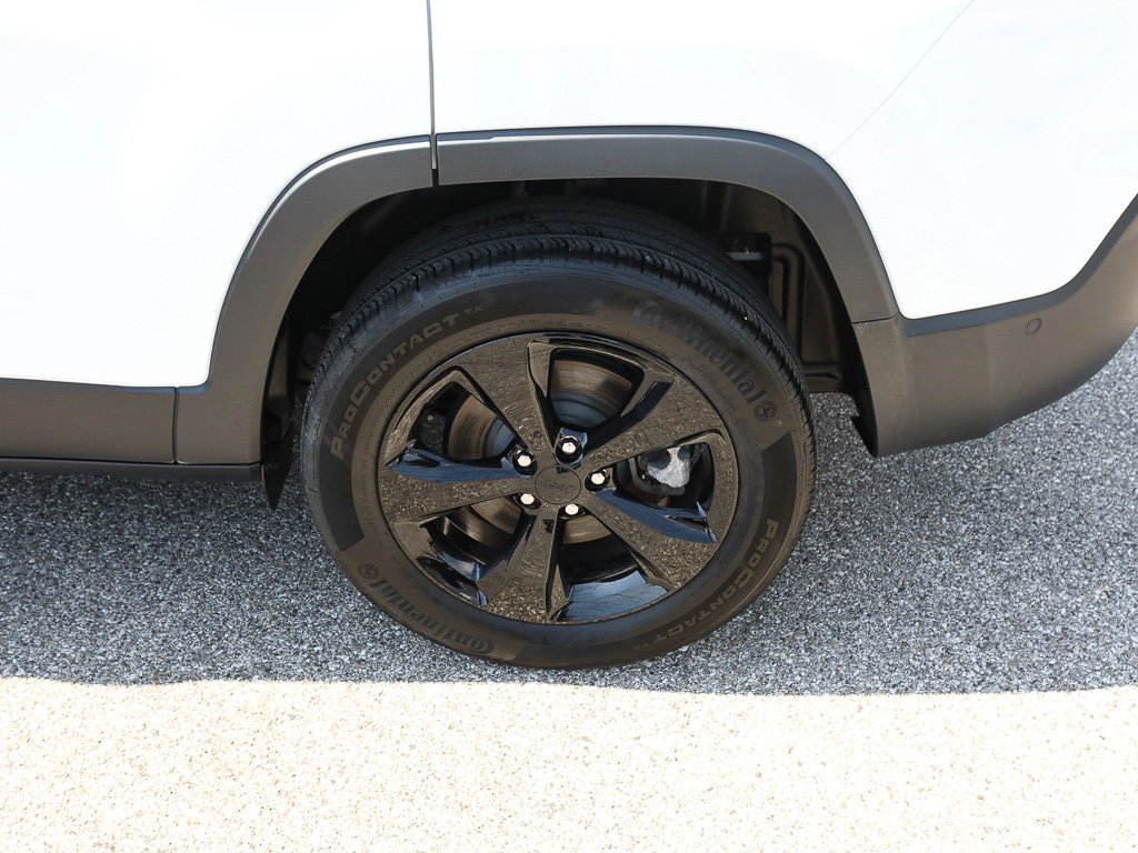 Used 2023 Jeep Cherokee Altitude Lux w/ Lux Elite Package image 3