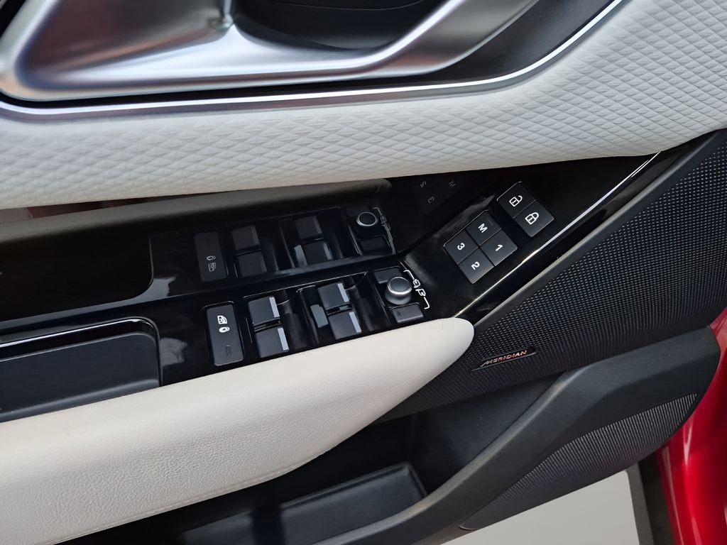 Used 2021 Land Rover Range Rover Velar R-Dynamic S image 28