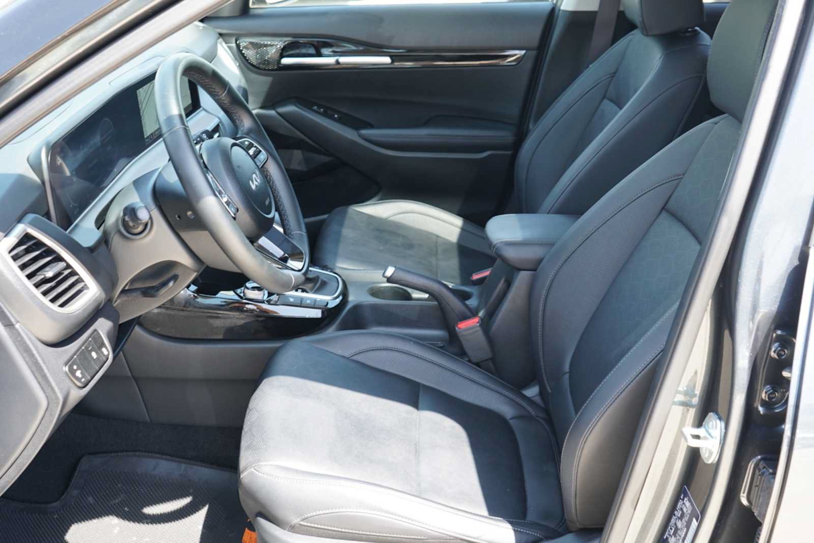 Used 2025 Kia Seltos EX w/ EX Sunroof Package FWD image 9