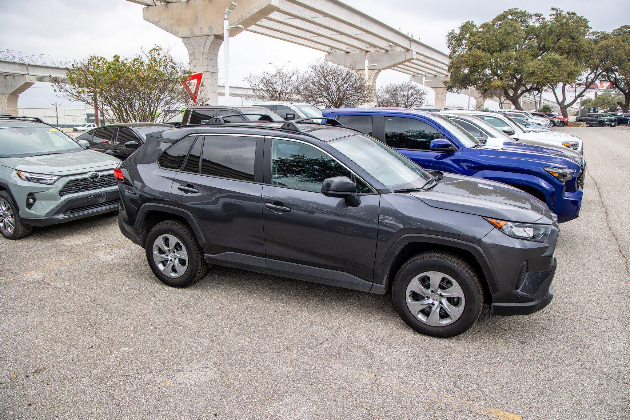 Used 2020 Toyota RAV4 LE image 7