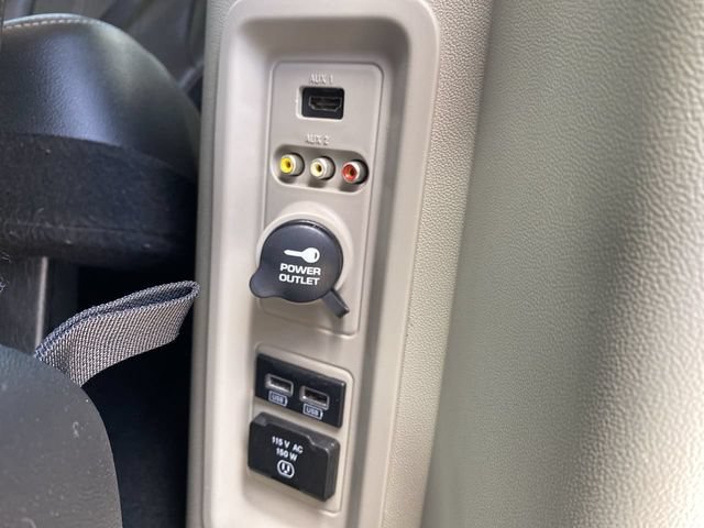 Used 2014 Chrysler Town & Country Touring-L w/ Driver Convenience Group FWD image 34