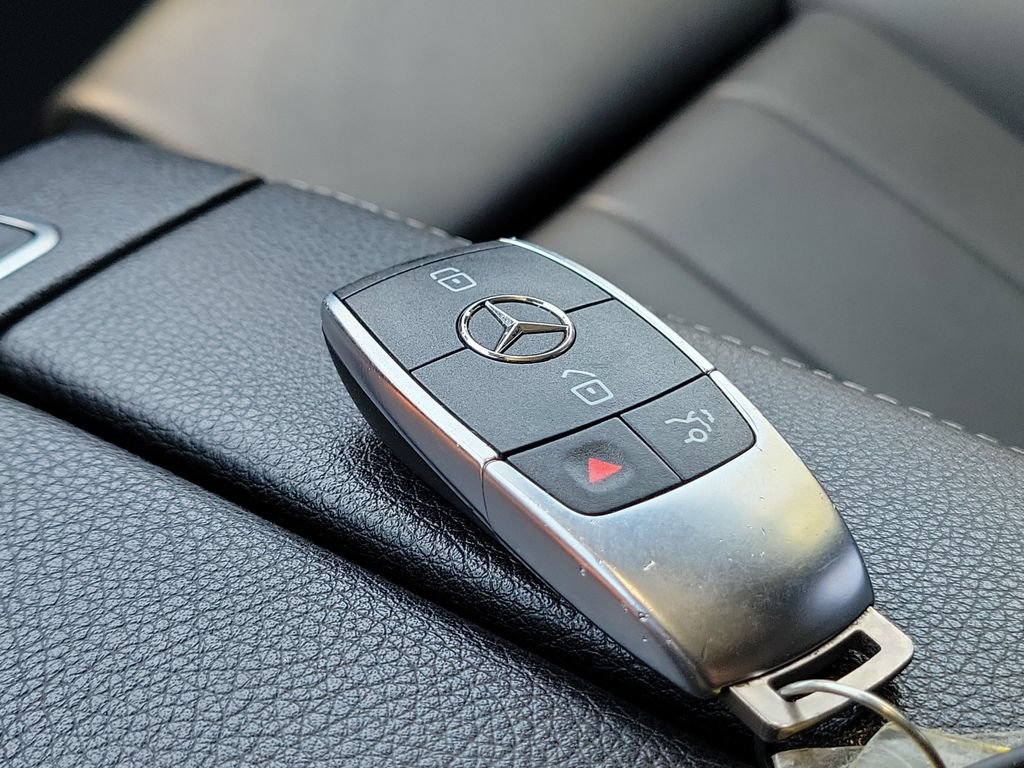 Used 2023 Mercedes-Benz GLB 250 4MATIC w/ Premium Package image 36