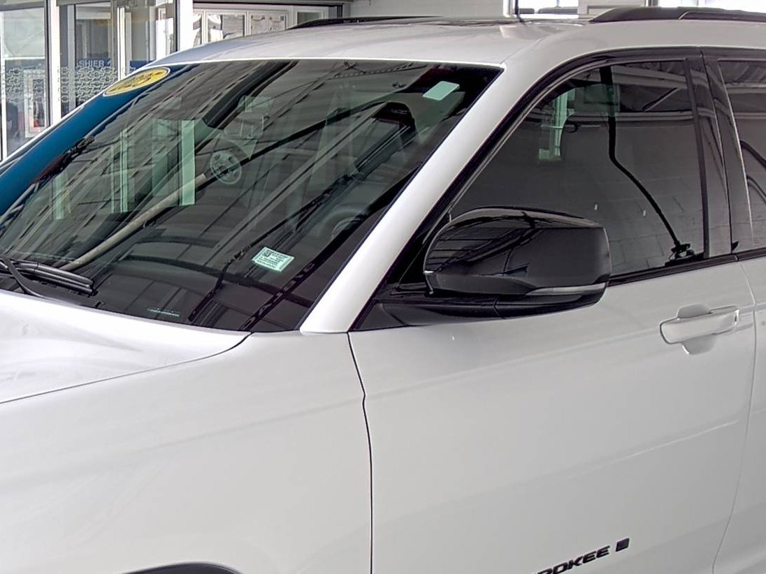 Used 2025 Jeep Grand Cherokee L Laredo image 8