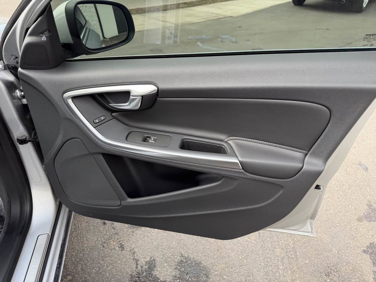 Used 2017 Volvo S60 T5 Inscription image 20