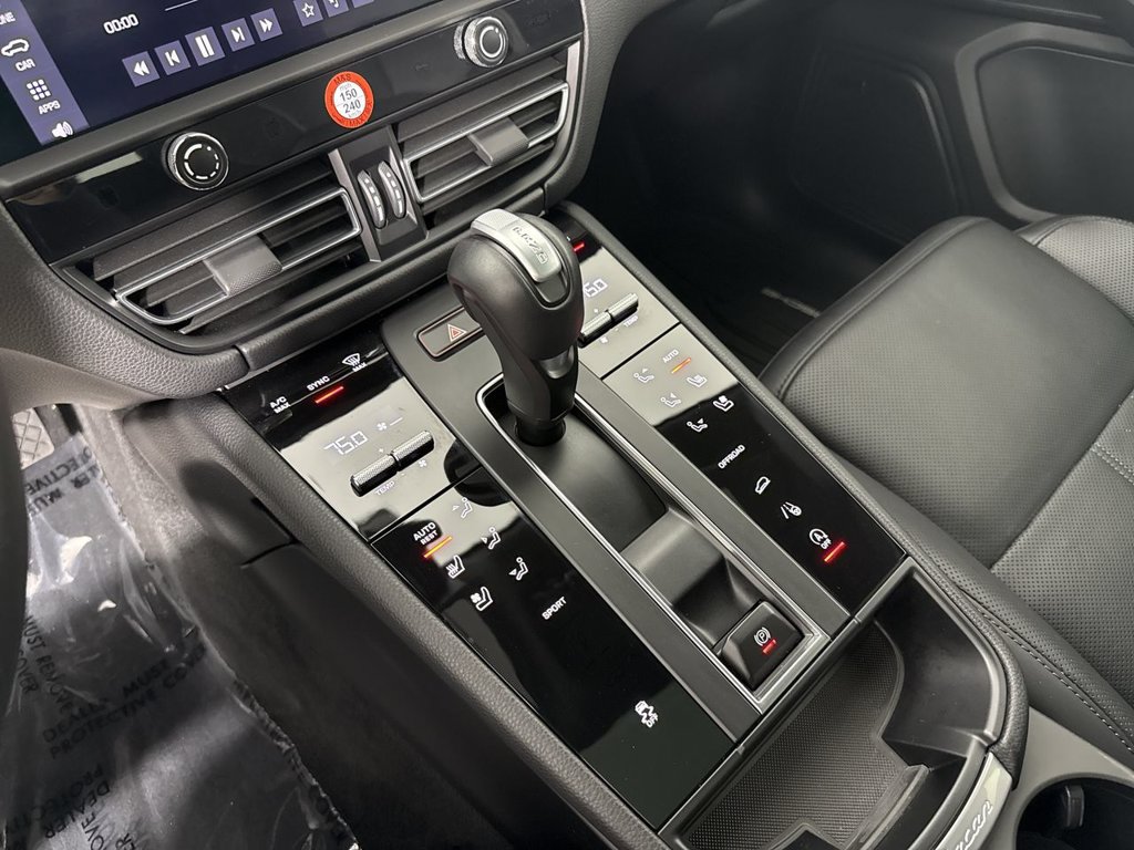 Certified 2025 Porsche Macan AWD/4WD image 30