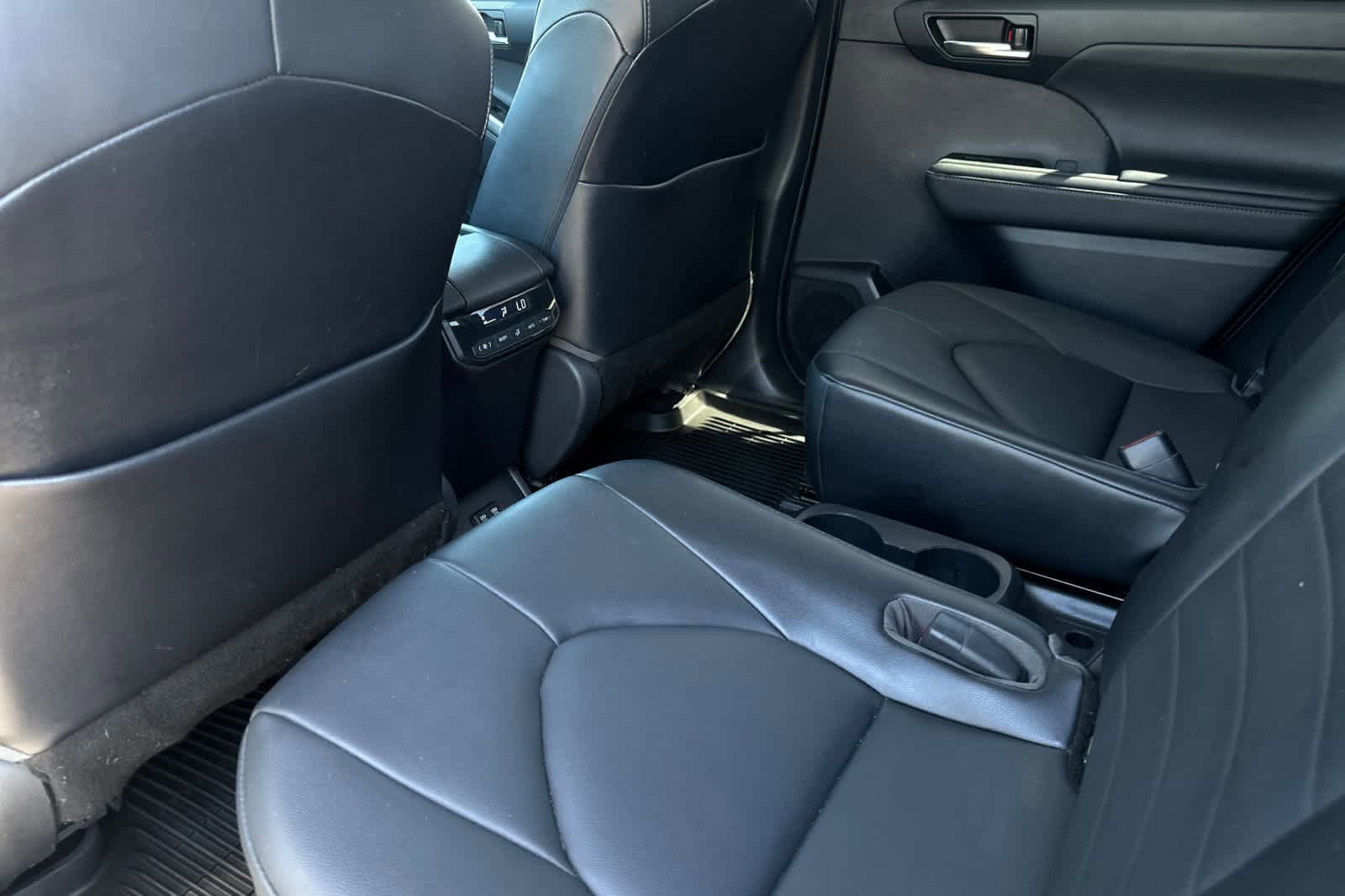 Used 2021 Toyota Highlander XLE AWD/4WD image 4