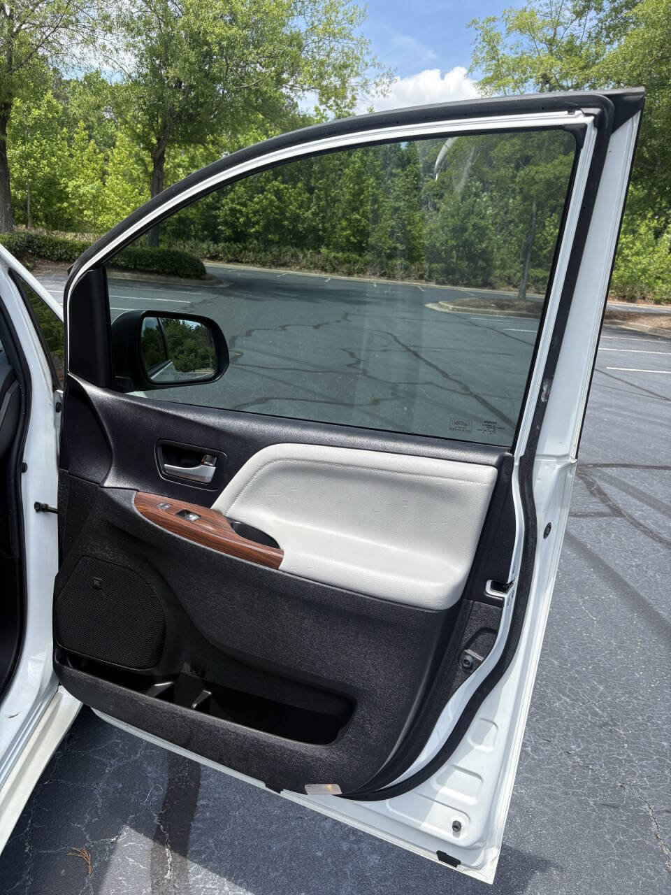 Used 2017 Toyota Sienna Limited Premium FWD image 44