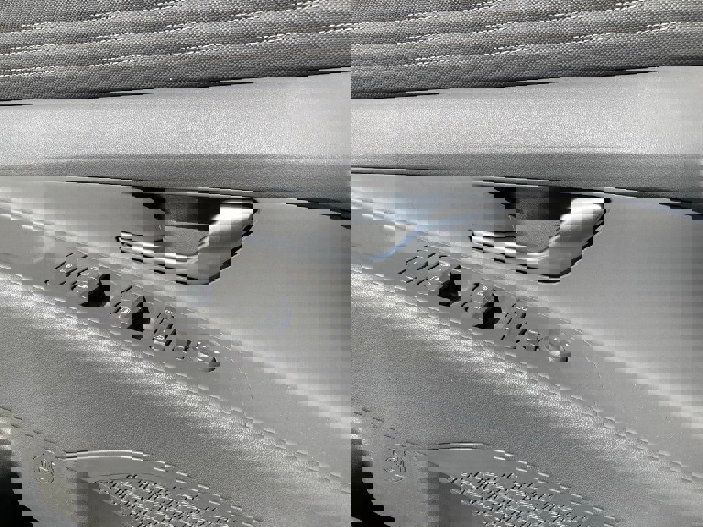 Used 2025 Hyundai Elantra SEL image 13