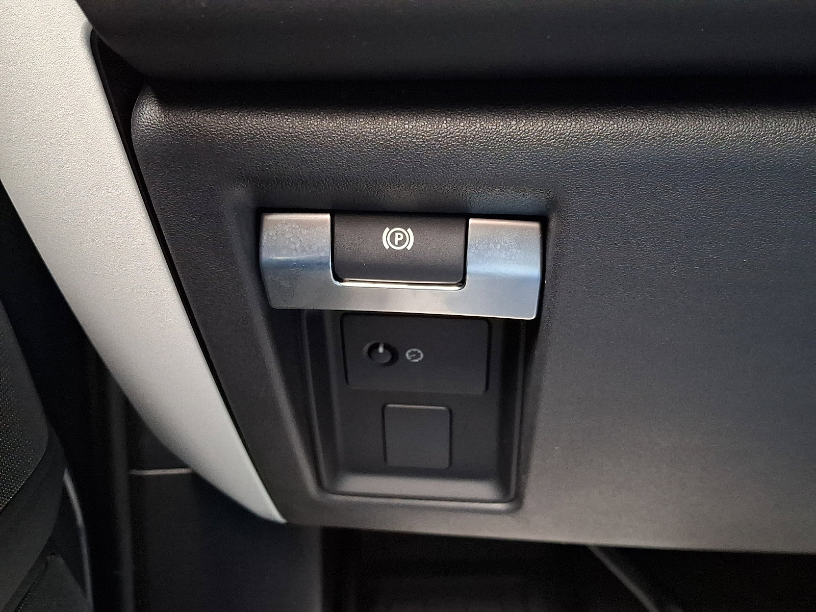 Used 2025 Land Rover Defender 110 S image 25