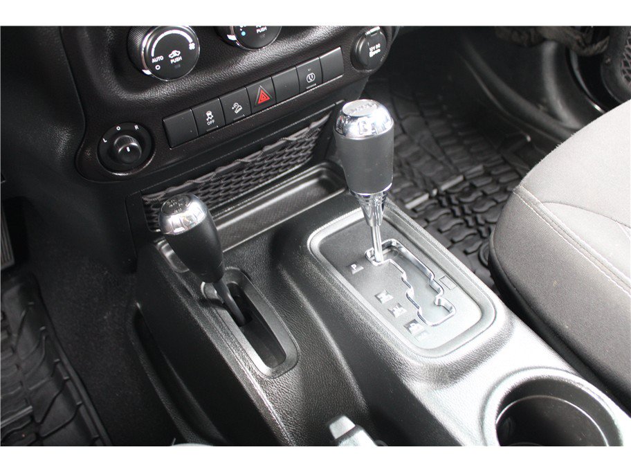 Used 2017 Jeep Wrangler Unlimited Sahara w/ Connectivity Group AWD/4WD image 18