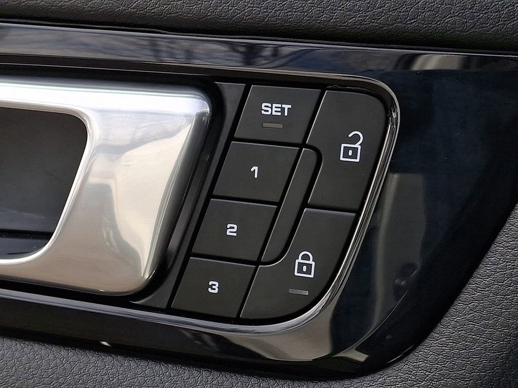 Used 2023 Porsche Cayenne w/ Premium Package image 23