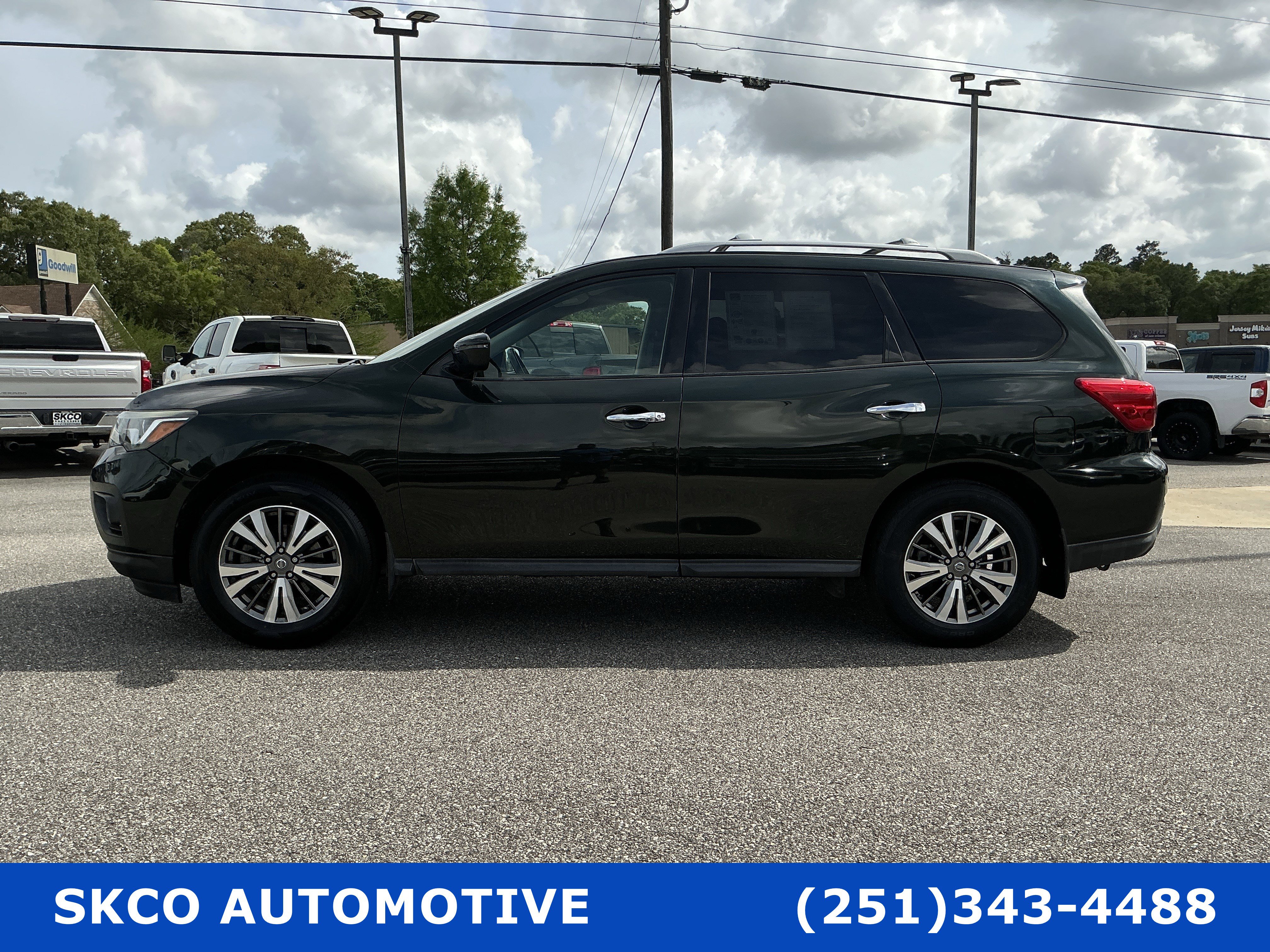 Used 2019 Nissan Pathfinder SV image 2
