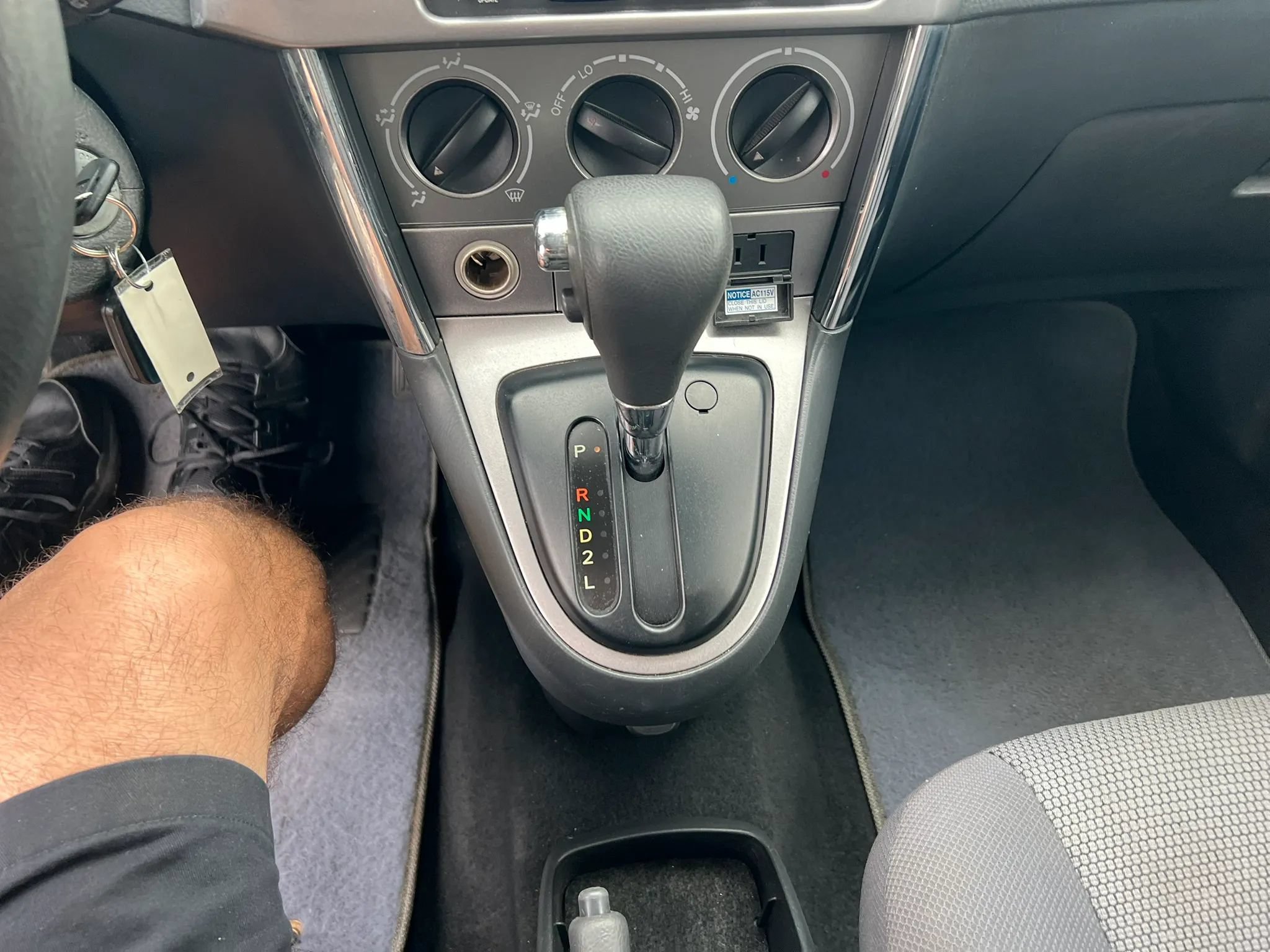 Used 2006 Pontiac Vibe w/ Sport Package FWD image 11