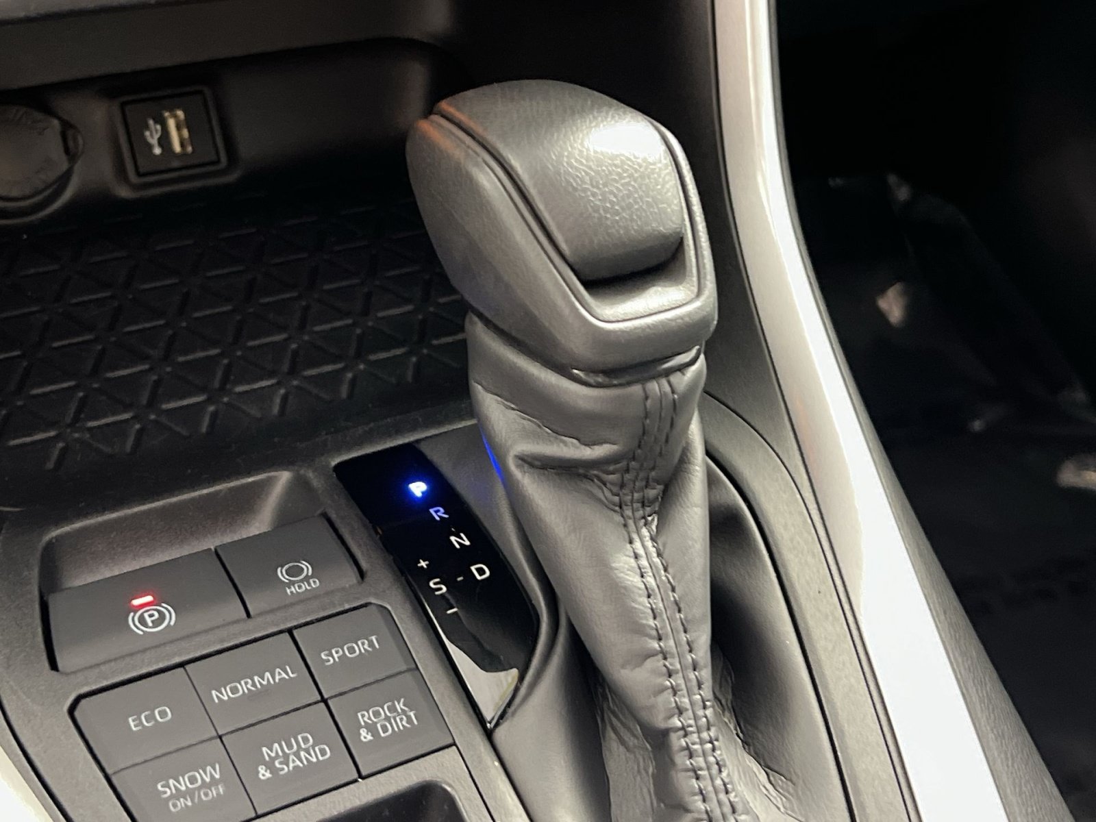 Used 2025 Toyota RAV4 LE AWD/4WD image 23