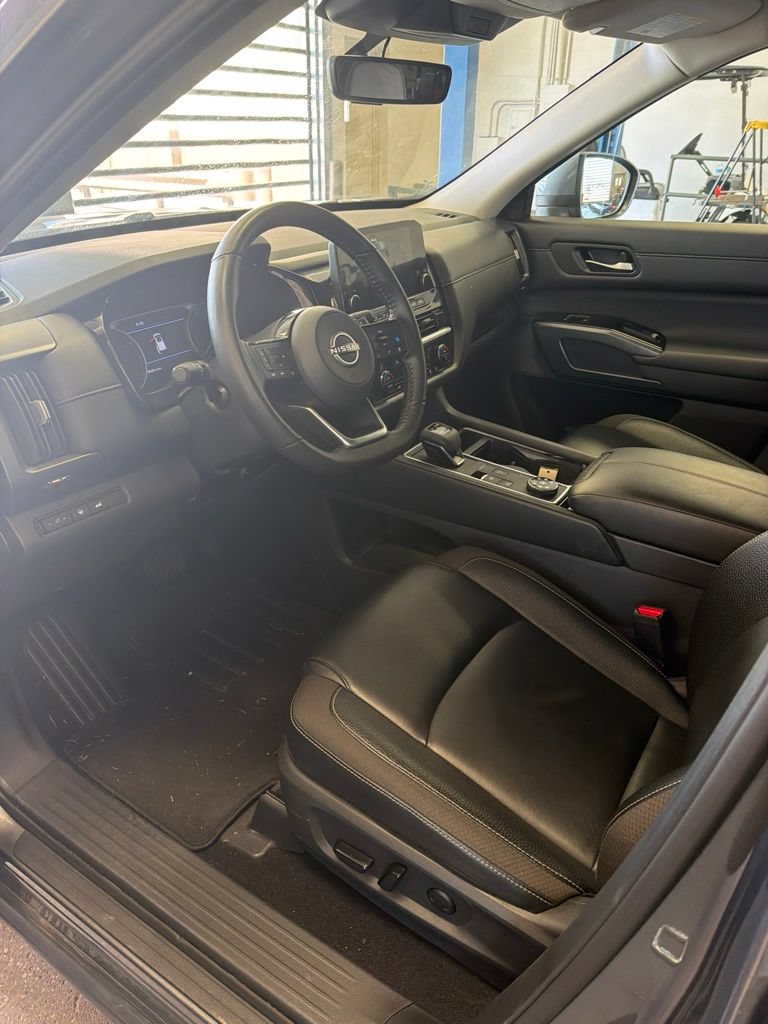 Used 2025 Nissan Pathfinder SL AWD/4WD image 2