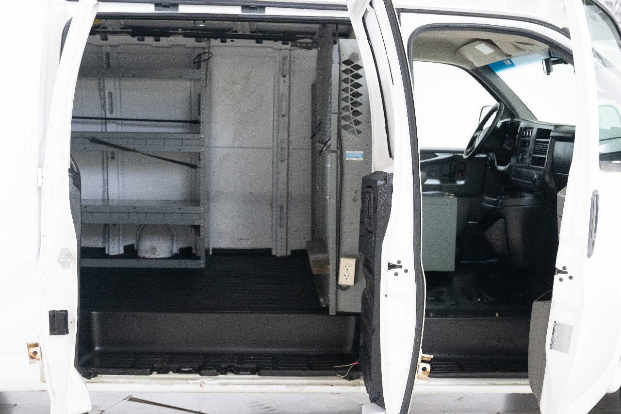 Used 2014 Chevrolet Express 3500 Extended RWD image 46