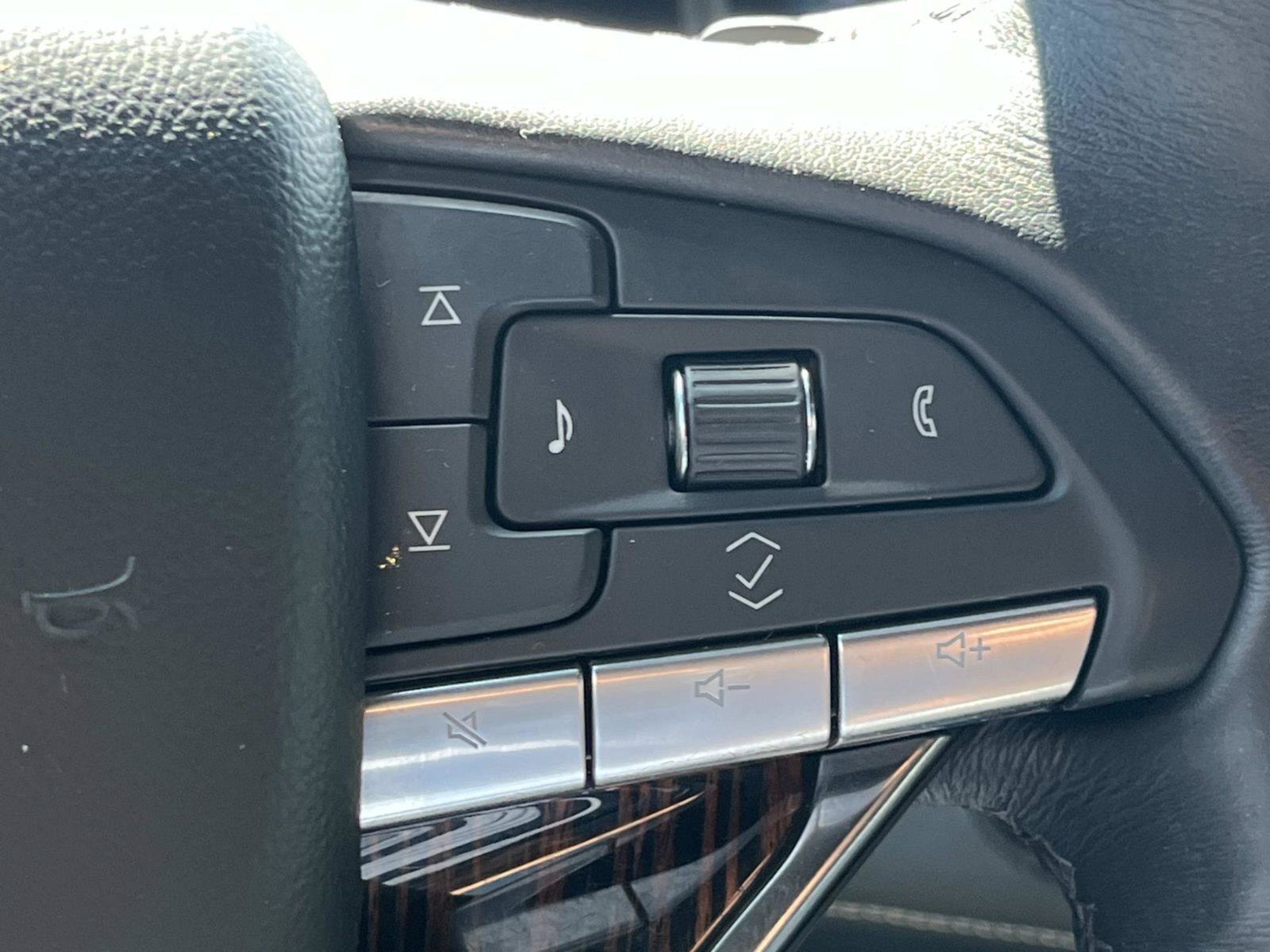 Used 2024 Cadillac Escalade Premium Luxury w/ Performance Package AWD/4WD image 38
