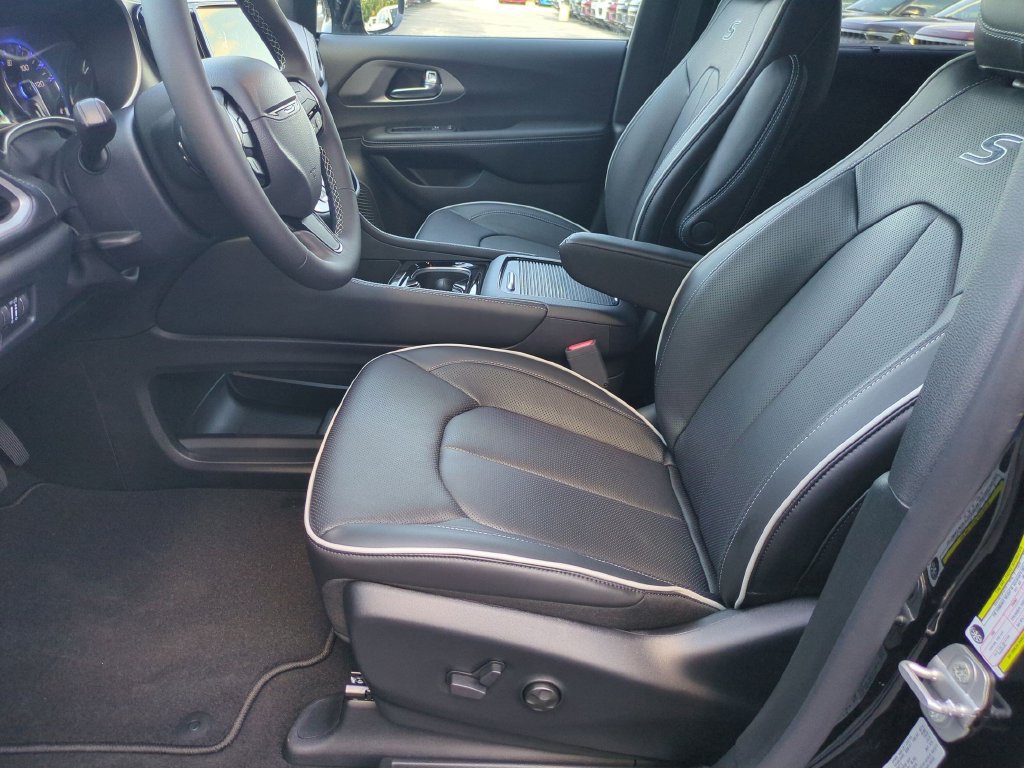 New 2027 Chrysler Pacifica Limited FWD image 14