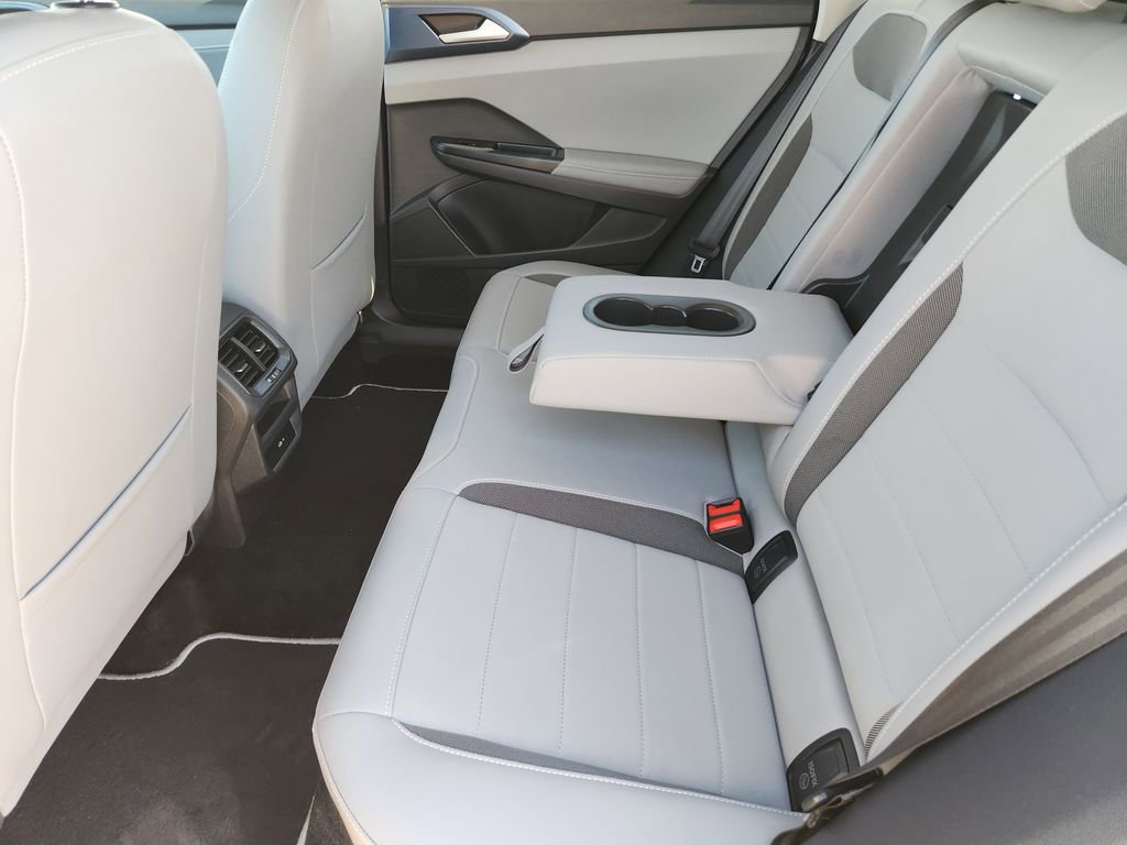 Used 2024 Volkswagen Taos SE image 29