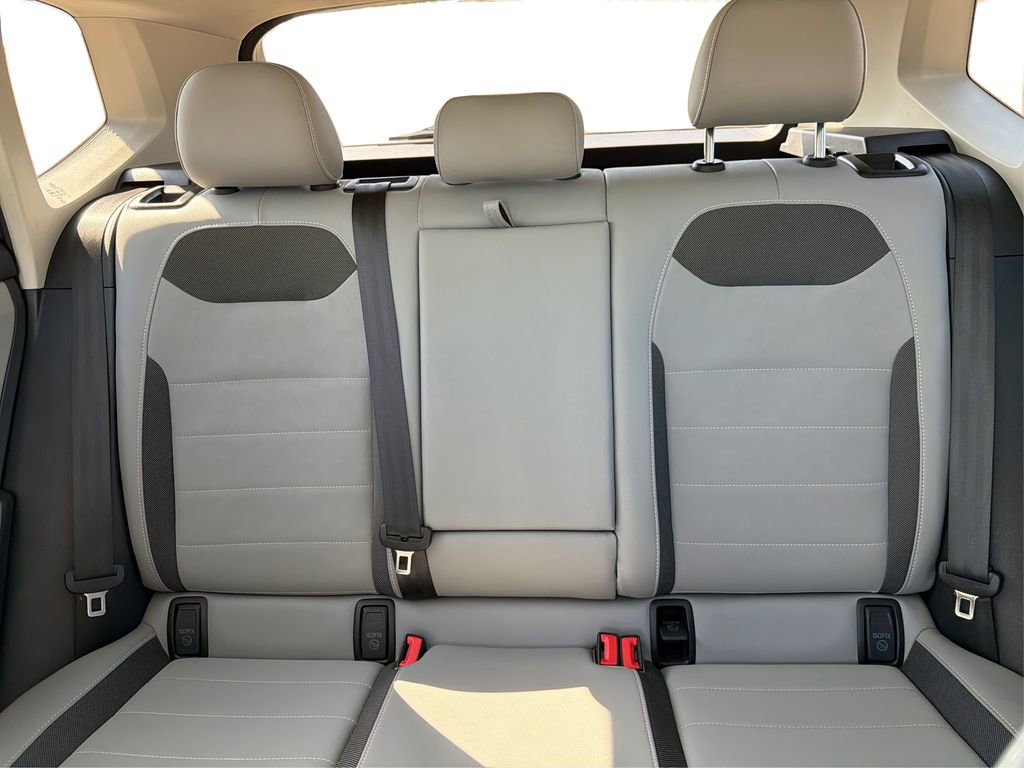 Used 2022 Volkswagen Taos SE w/ Panoramic Sunroof Package FWD image 16