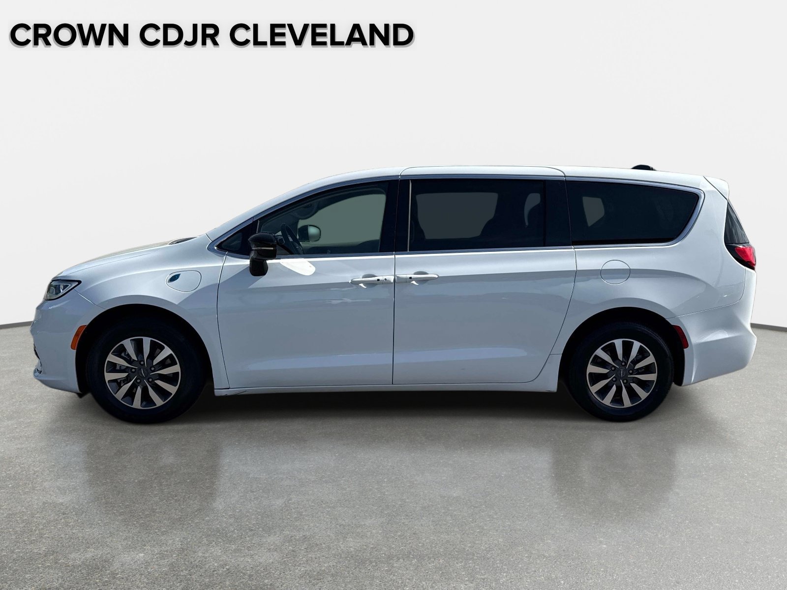 Used 2024 Chrysler Pacifica Limited FWD image 8