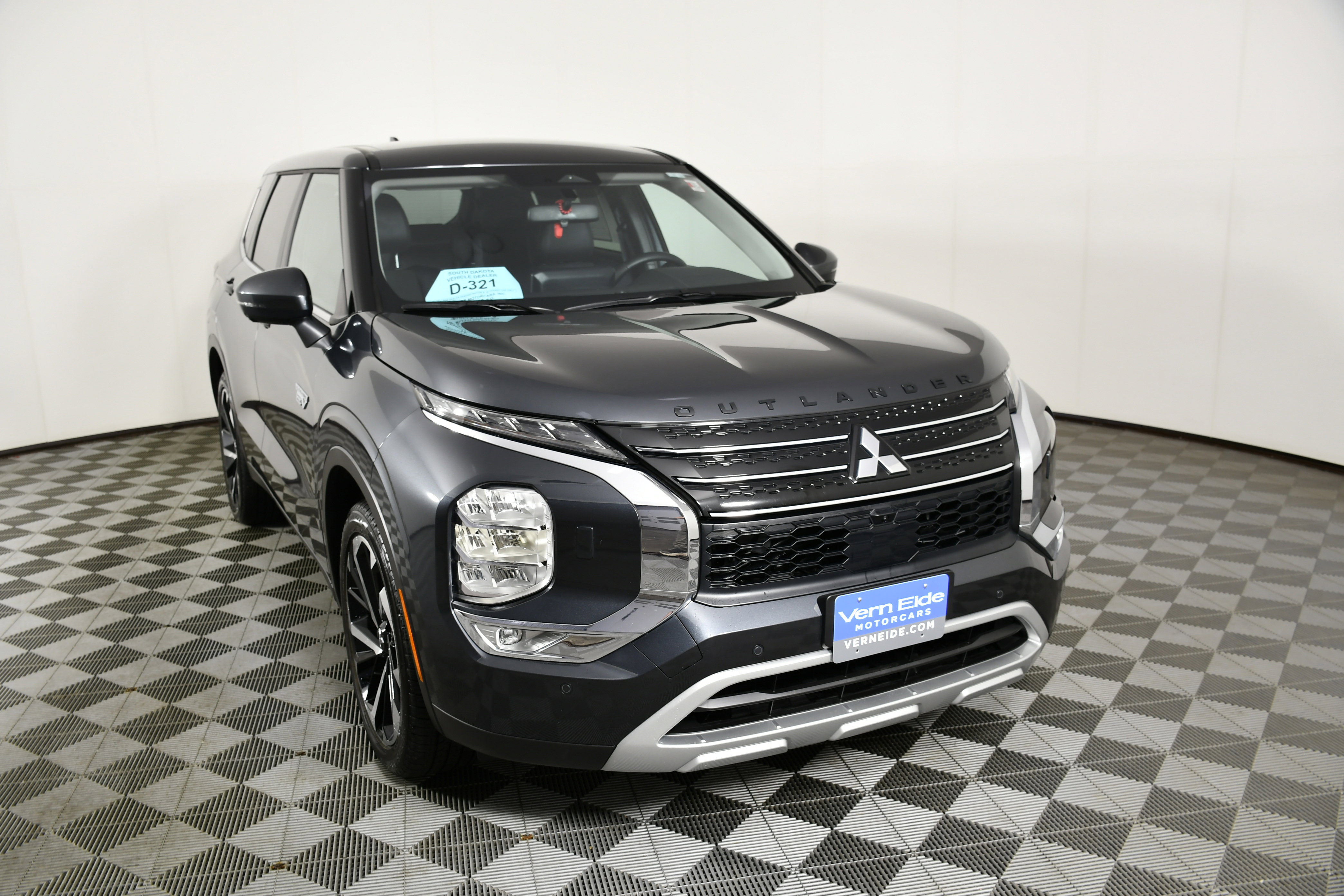 Used 2025 Mitsubishi Outlander SE image 3