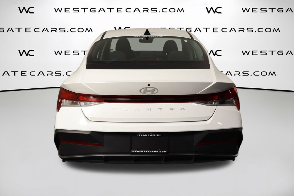 Used 2025 Hyundai Elantra SE FWD image 4