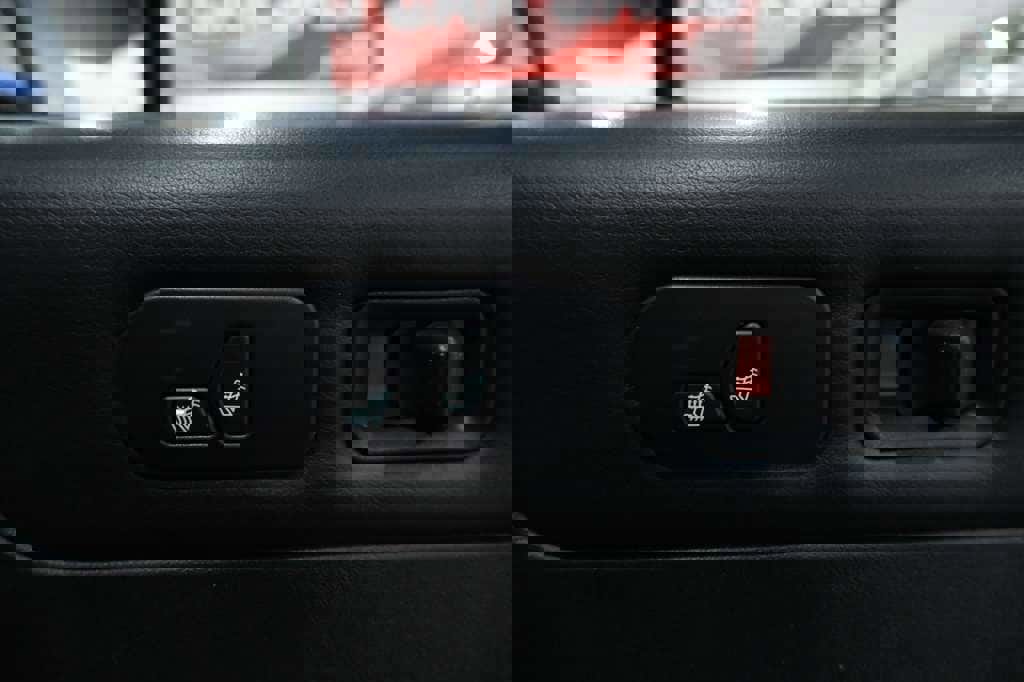 Used 2005 HUMMER H2 w/ Preferred Equipment Group image 33