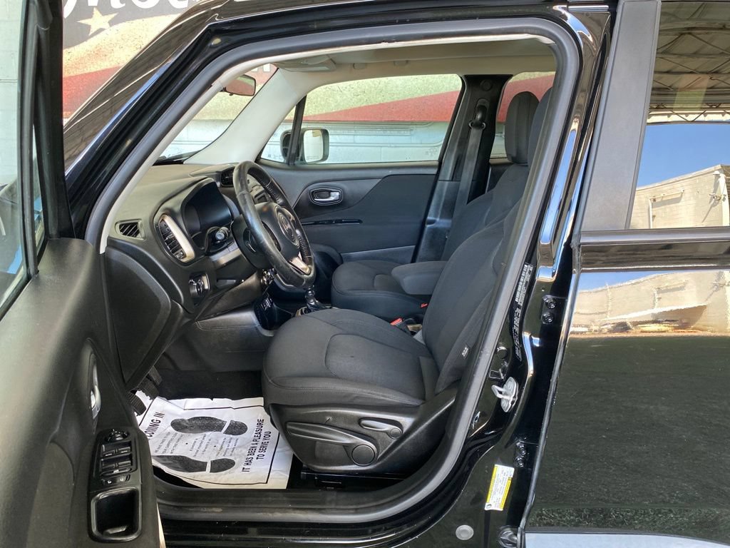 Used 2017 Jeep Renegade Latitude FWD image 12