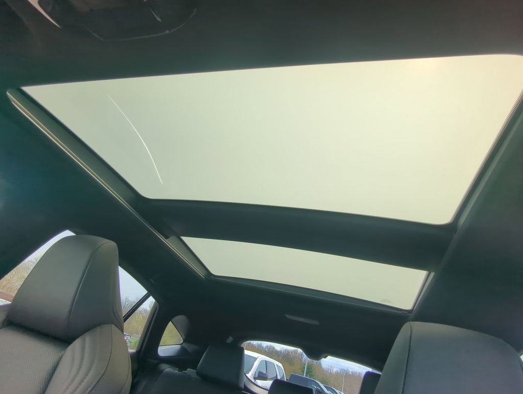 Used 2021 Toyota Venza Limited w/ Carpet Mat Package (TMS) image 22