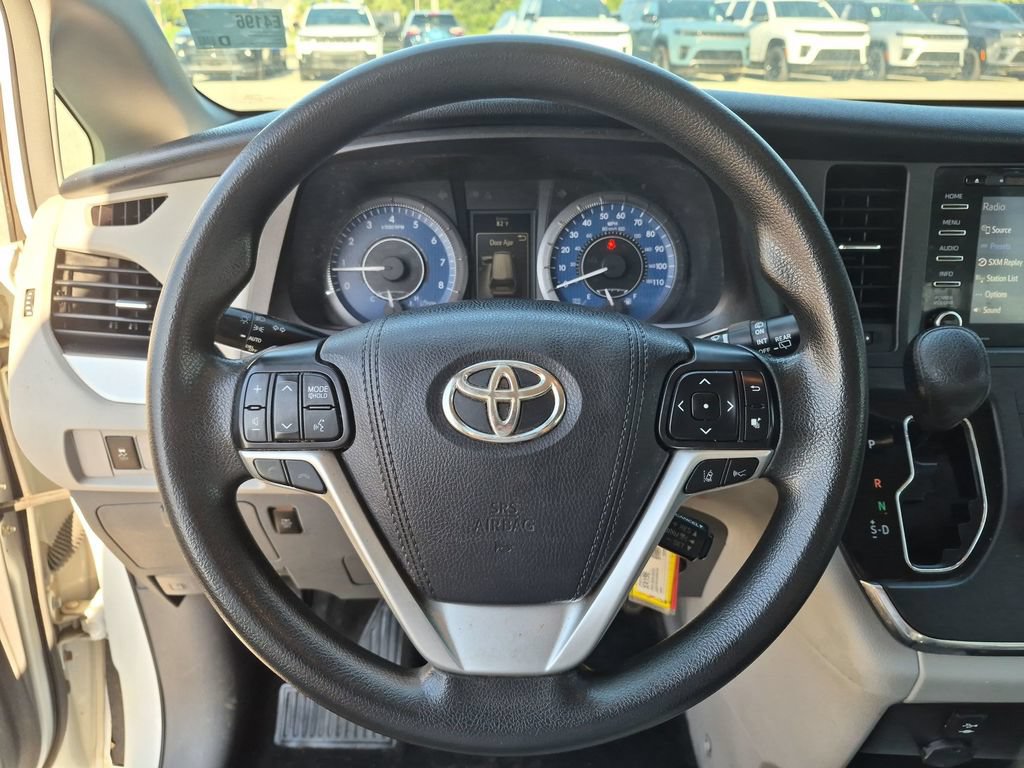 Used 2018 Toyota Sienna LE w/ Carpet Mat Package FWD image 13