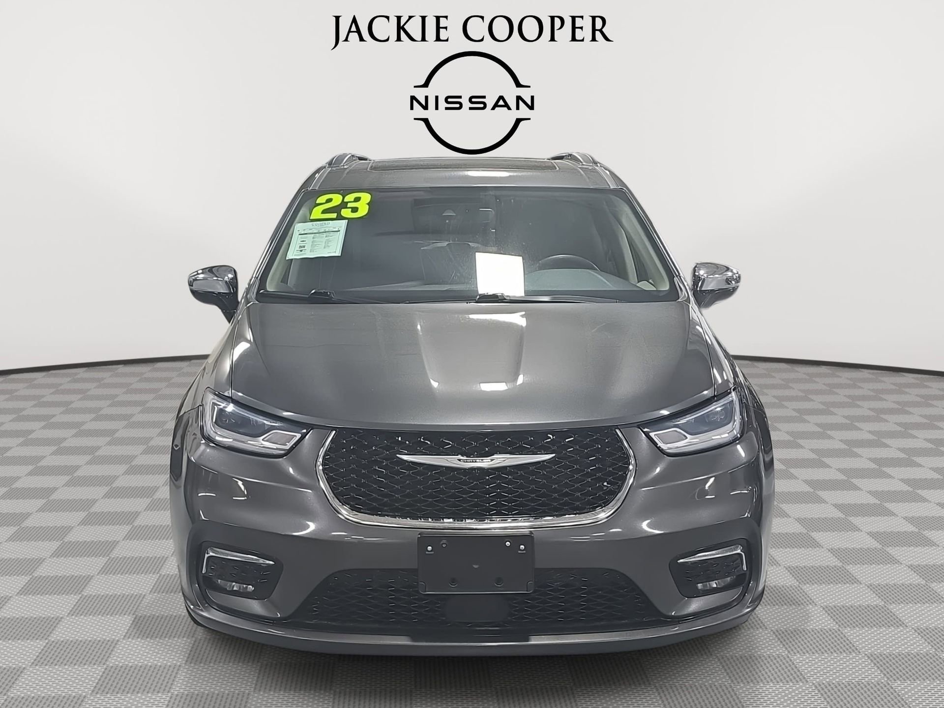 Used 2023 Chrysler Pacifica Limited image 2