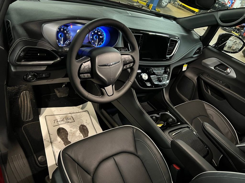 New 2026 Chrysler Pacifica Limited w/ S Appearance Package FWD image 19