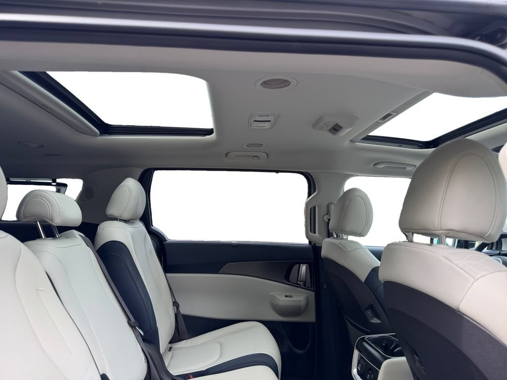 Certified 2025 Kia Carnival SX w/ SX Dark Edition Package FWD image 7