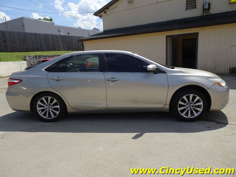 Used 2017 Toyota Camry XLE w/ Moonroof Package FWD image 5