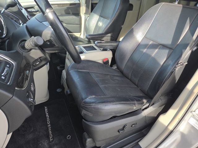 Used 2013 Chrysler Town & Country Touring-L w/ Driver Convenience Group image 30