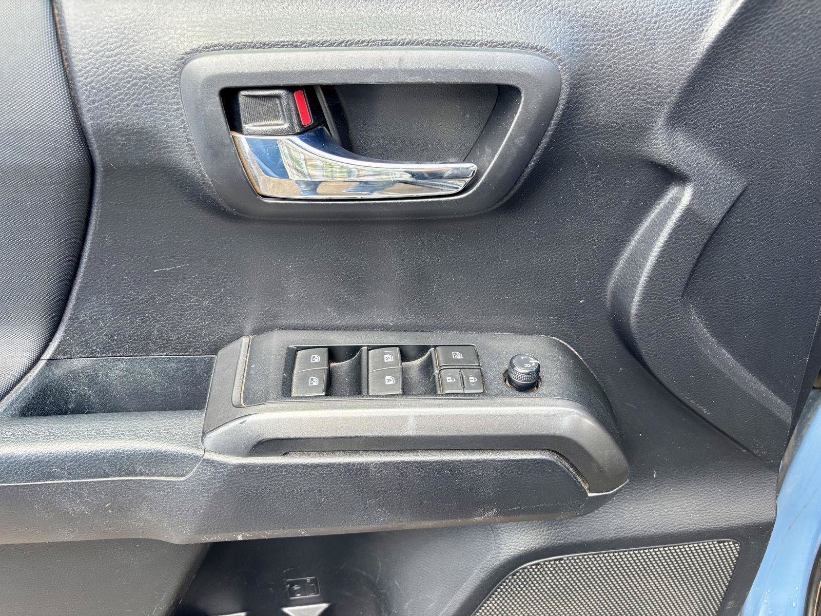 Used 2019 Toyota Tacoma TRD Off-Road AWD/4WD image 18