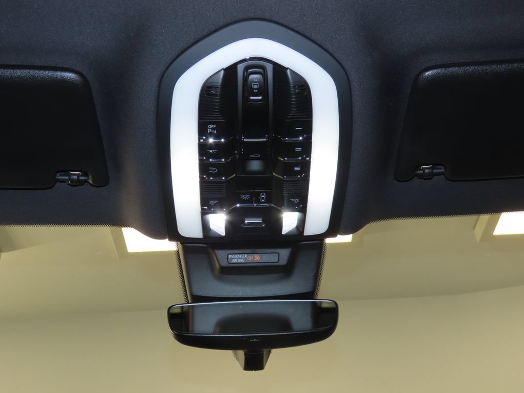 Certified 2026 Porsche Macan AWD/4WD image 31